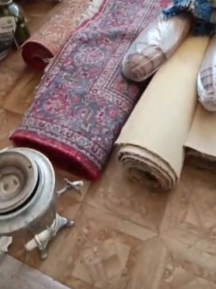 Доброволец из перемышльской деревни отдала на фронт ковры и самовар