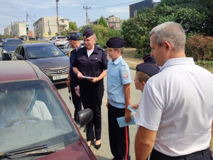 Кадеты напомнили волгоградским водителям о правилах дорожного движения
