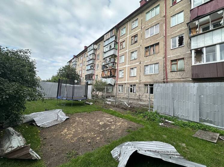 ВСУ обстреляли многоэтажку и частные дома в Рыльске