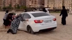 Девушки в Махачкале вытащили застрявшую на пляже «Ладу Весту»