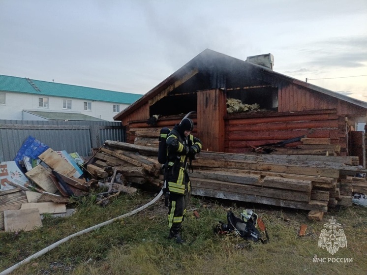 Вечером в поселке Искателей внезапно загорелась баня