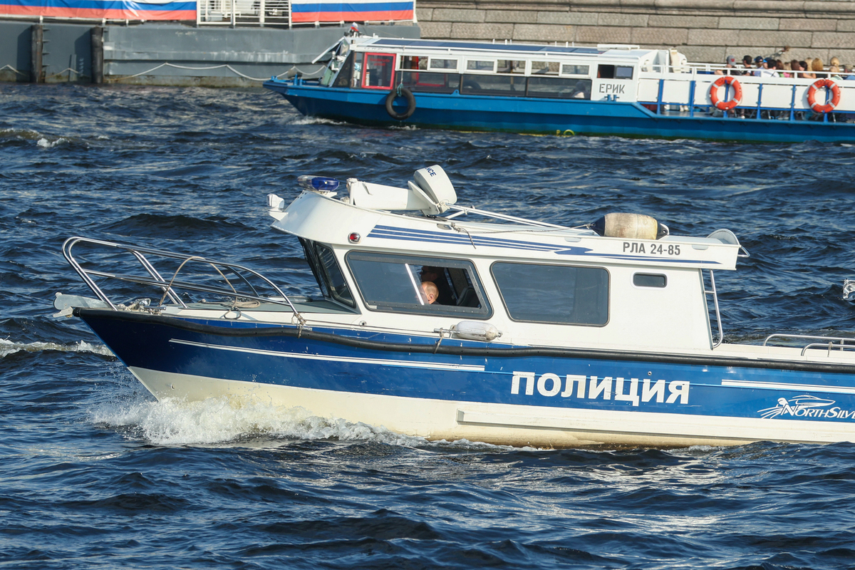 "Collisione tra il battello "Mago" e il ponte di Belinskij a San Pietroburgo: indagini in corso e riparazioni in corso"