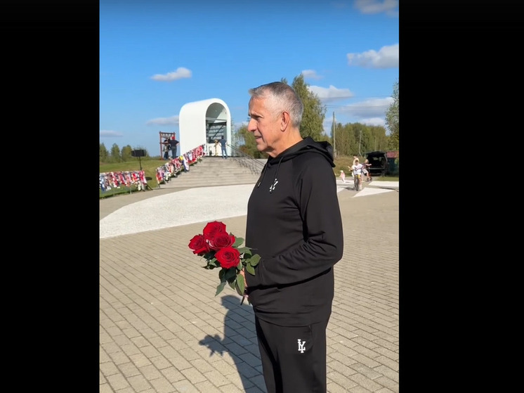 Тренер Ярославского «Локомотива» посетил мемориал в Туношне в день памяти команды