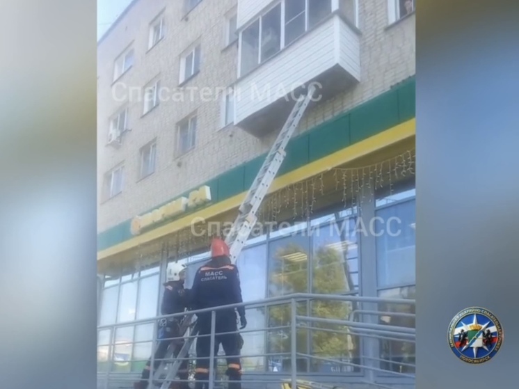 В Новосибирске мужчина упал с пятого этажа на козырёк магазина