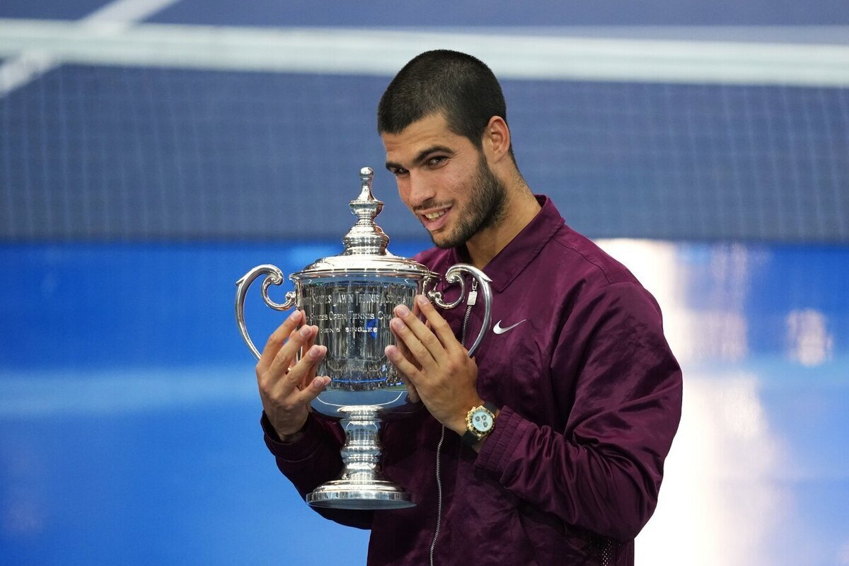 Молодой испанский теннисист Карлос Алькарас триумфально вернул себе звание первой ракетки мира