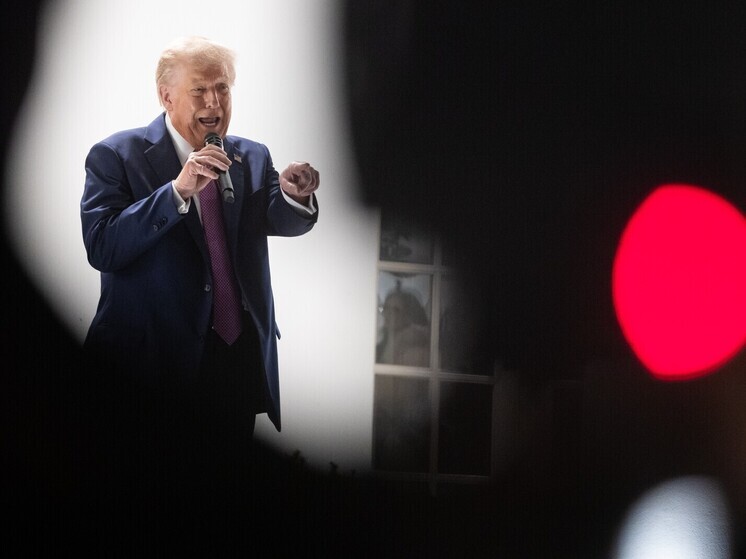 Американский президент Дональд Трамп выразил неудовлетворенность текущим положением дел вокруг Украины, однако высказал убежденность в том, что противостояние в конечном счете разрешится