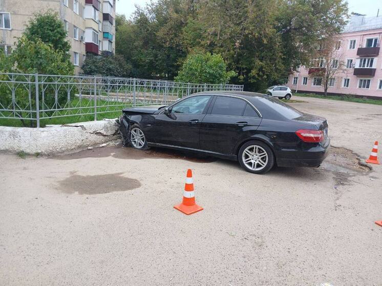 В Волжске автомашина врезалась в бордюр