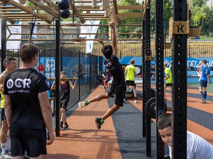 Во Владивостоке открыли новую спортивную площадку с воркаут-зоной на улице Морозова