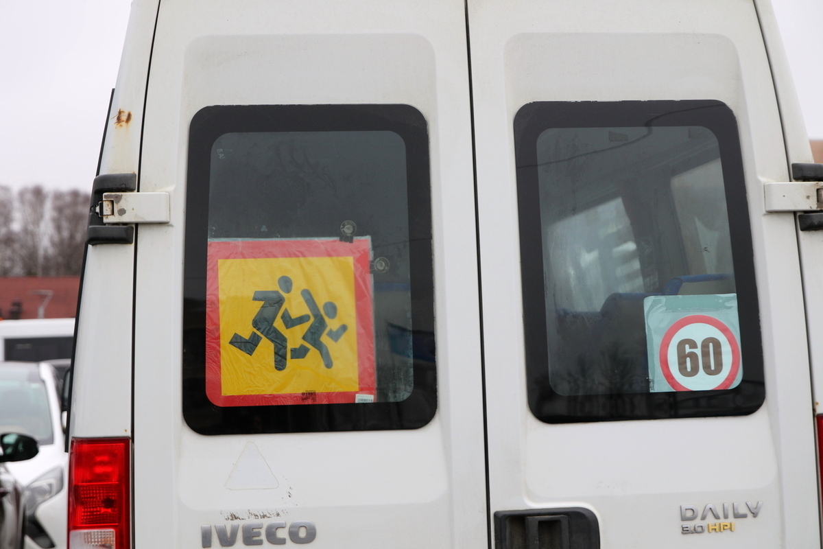 Водитель автобуса объяснил высадку девочки ночью у леса плохой дорогой