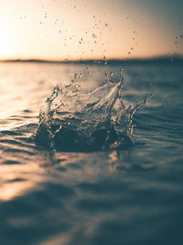 Водоснабжение жителей Донецка с помощью автомобилей-водовозов идёт в две смены