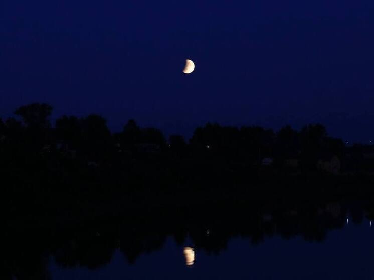 Os moscovitas puderam ver um eclipse total da Lua, que ficou vermelha