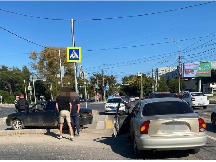 Легковушка въехала в людей, стоящих на островке безопасности в Вологде