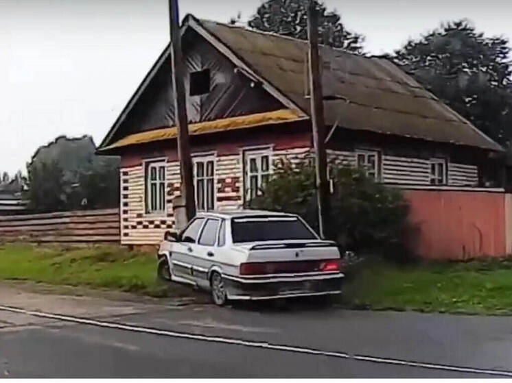 В Марий Эл подросток на авто удирал от ДПС и врезался в столб