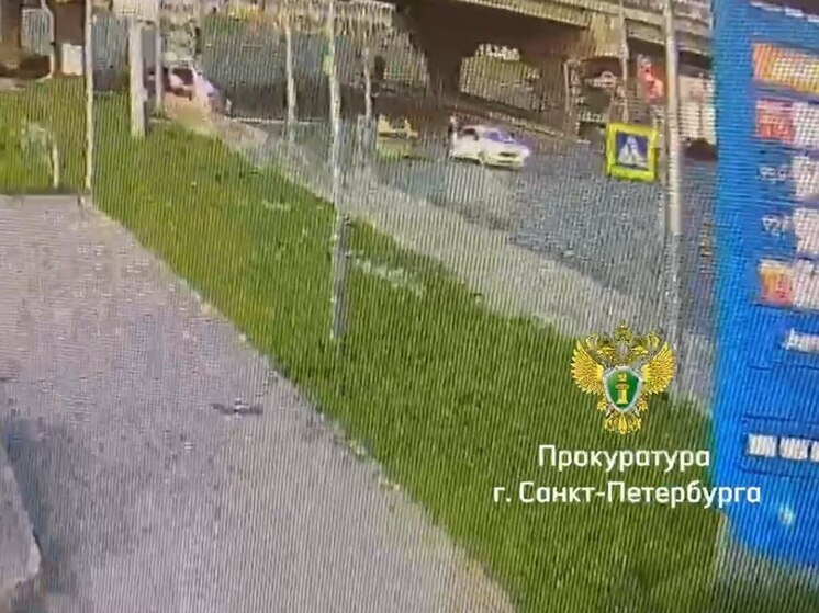 Петербурженка не притормозила и наехала на дорожного рабочего