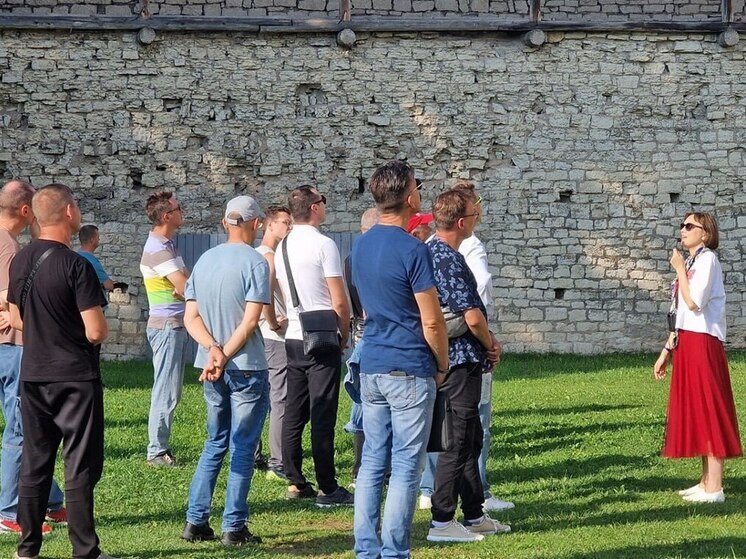 Музыканты различных военных оркестров посетили Псковский кремль