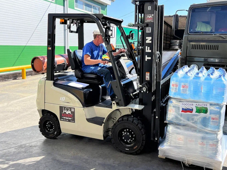 «Единая Россия» отправила из Адыгеи питьевую воду для жителей ДНР