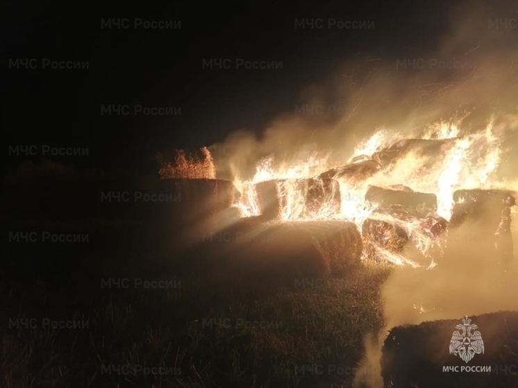 В Орловской области тушили горящую солому в тюках