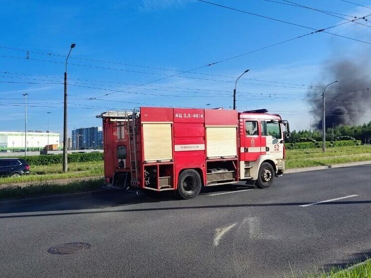За сутки в Ленобласти пожарные тушили 10 пожаров и выезжали на ДТП