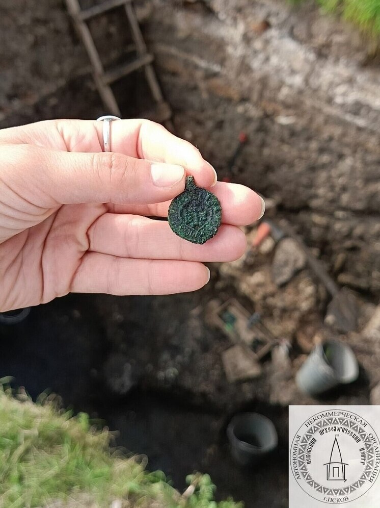 На Запсковье нашли редкую подвеску-дорник у места будущего памятника Довмонту