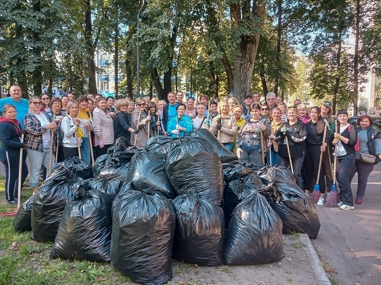 В Брянске на субботнике убрали более 500 кубометров мусора