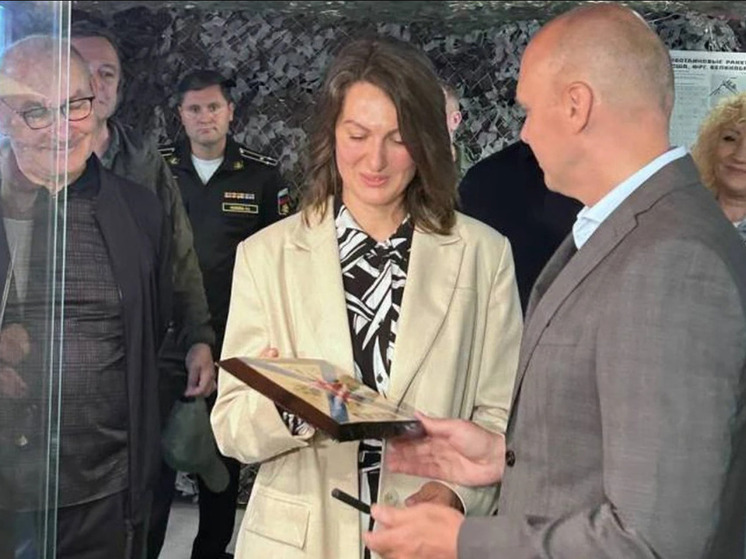 Губернатор Алексей Беспрозванных привёз в музей Героев нового времени экспонаты