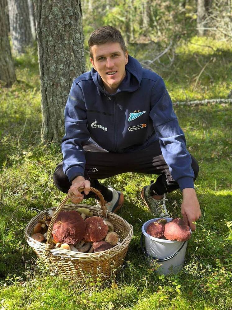 Форвард петербургского «Зенита» Александр Соболев опубликовал фото с грибами