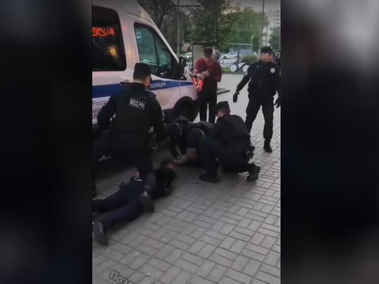 Инцидент произошёл в Санкт-Петербурге: подвыпивший мужчина азербайджанского происхождения размахивал предметом, уж очень похожим на пистолет, рассчитывая то ли напугать, то ли впечатлить случайных прохожих