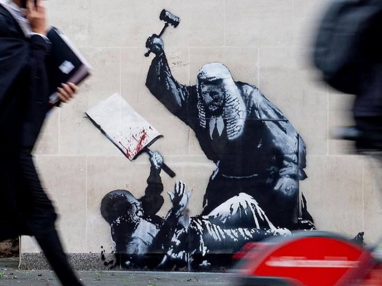 На стене Королевского суда Лондона появилась новая работа Бэнкси