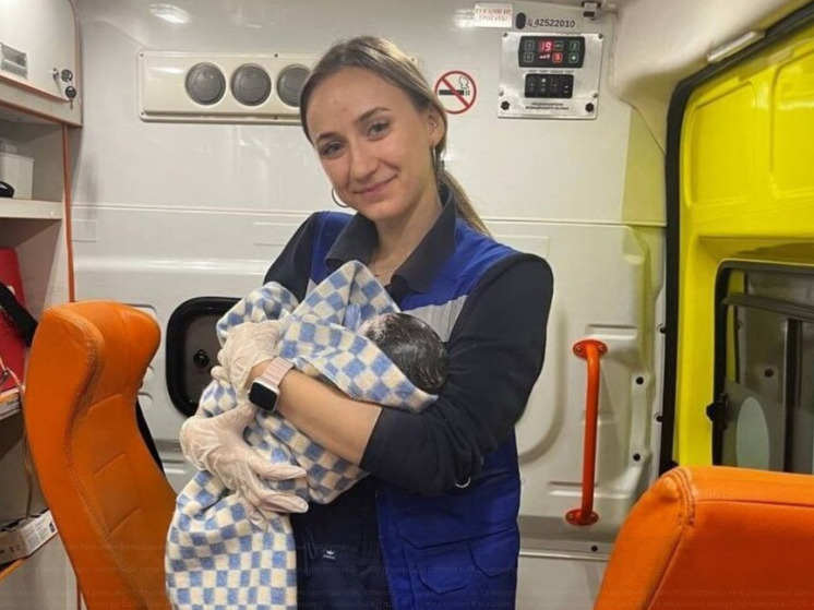 Тюменские фельдшеры приняли роды в карете скорой помощи: на свет появился здоровый мальчик
