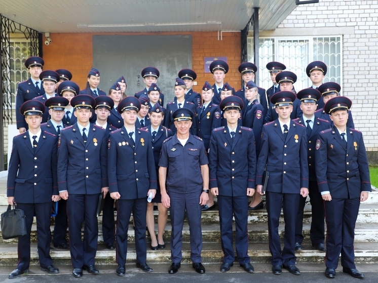 Более 30 выпускников ведомственных вузов начали службу в полиции Псковской области