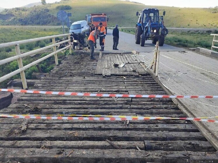 У хакасского села перекрыли проезд по мосту через реку Бея