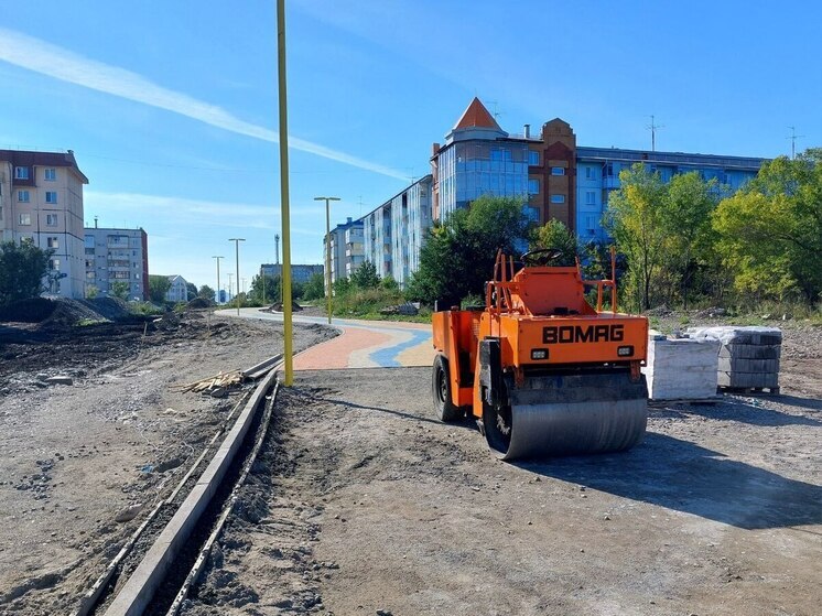 В Саяногорске ловят солнышко для укладки плитки на бульваре