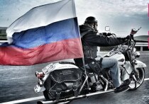 Назар Долицкий вырос в семье санитарного врача и оперной певицы. Он окончил Санкт-­Петербургскую государственную медицинскую академию имени И. И. Мечникова, стал дипломированным врачом-­психиатром. В 2004‑м вступил в старейший в стране мотоклуб «Ночные волки». В 2009 году клуб организовал в Севастополе байк-шоу под российским флагом, который мотоциклистам лично передал Владимир Путин...