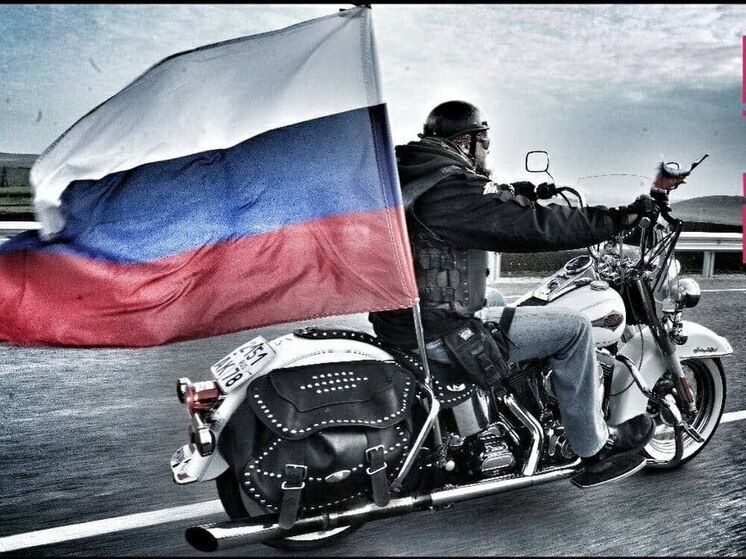 Назар Долицкий вырос в семье санитарного врача и оперной певицы. Он окончил Санкт-­Петербургскую государственную медицинскую академию имени И. И. Мечникова, стал дипломированным врачом-­психиатром. В 2004‑м вступил в старейший в стране мотоклуб «Ночные волки». В 2009 году клуб организовал в Севастополе байк-шоу под российским флагом, который мотоциклистам лично передал Владимир Путин...
