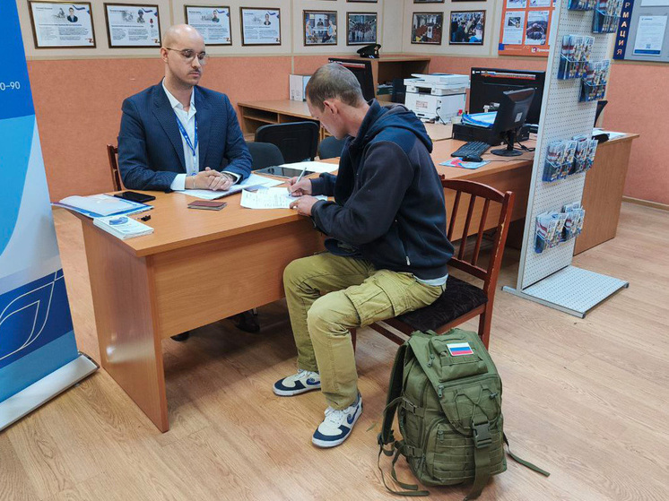 Регулярно из петербургских пунктов распределения в места бое­вого слаживания отправляются автобусы. Наша коллега, пообщавшись с бойцами и ветеранами СВО, узнала, что движет мужчинами, когда они принимают решение подписать контракт или пойти добровольцем. А также выяснила, каковы планы вернувшихся с линии боевого соприкосновения.