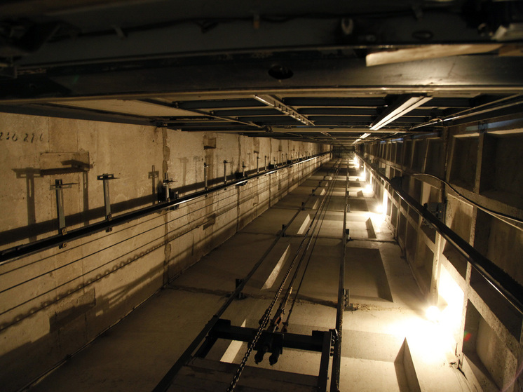 Грузчик упал в шахту лифта в ТЦ на востоке Москвы