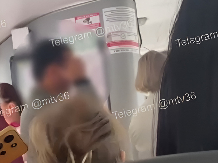 Жительница Воронежа стала жертвой домогательств незнакомца в полном автобусе