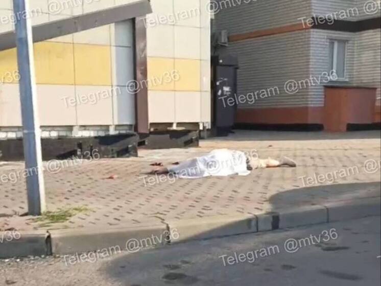 Труп мужчины нашли под окнами многоэтажки в Воронеже