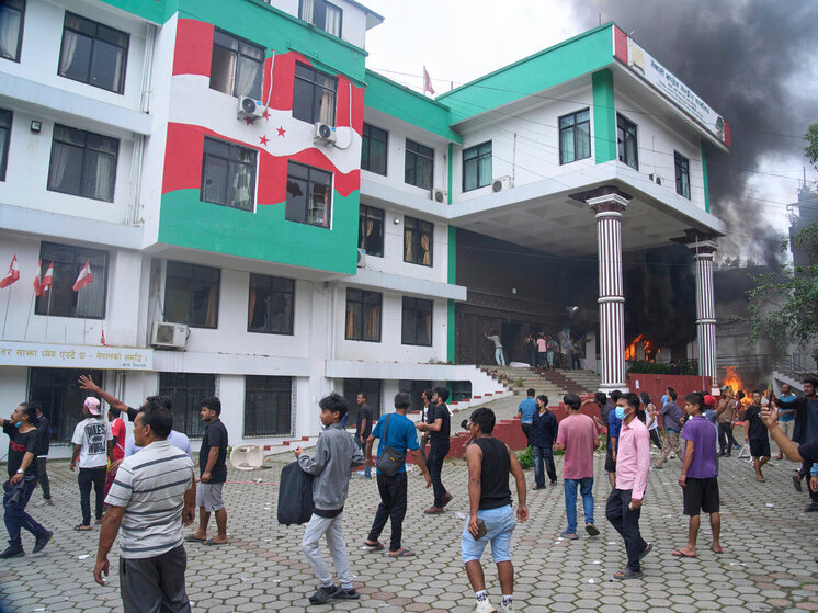 Протестующие в Непале после нескольких отставок потребовали роспуска парламента и проведения новых выборов