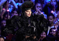 На недавней премии MTV Video Music Awards Леди Гага стала «Артистом года» и показала часть своего нового шоу, вдохновленного работой с режиссером стильных ужастиков Тимом Бертоном