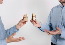 Согласно § 1353 BGB супруги обязаны вести совместное домашнее хозяйство и оказывать друг другу экономическую поддержку. В случае развода это обязательство трансформируется в обязанность по взаимному содержанию, регулируемую §§ 1569 и последующими статьями BGB. Новости Германии по-русски