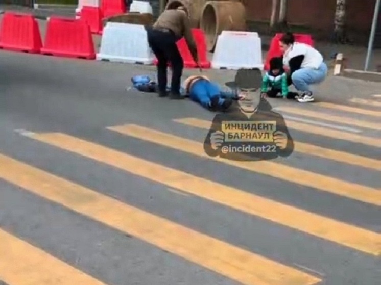 Женщину и маленького ребенка сбили в центре Барнаула