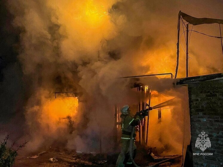 В Омске ночью потушили крупный пожар на 1-й Солнечной