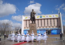 Все более или менее крупные начинания в области науки в нашей стране в течение 30 лет были всецело связаны с именем Каныша Сатпаева