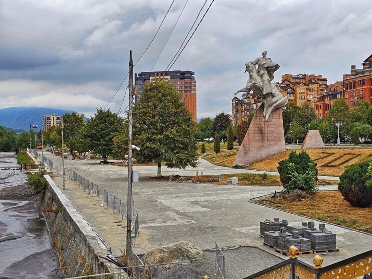Главная пешеходная зона Владикавказа, набережная Терека, продолжает преображаться