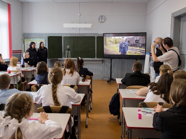 Сотрудники ЗабЖД провели акцию по предупреждению травматизма в поселке Новокручининский