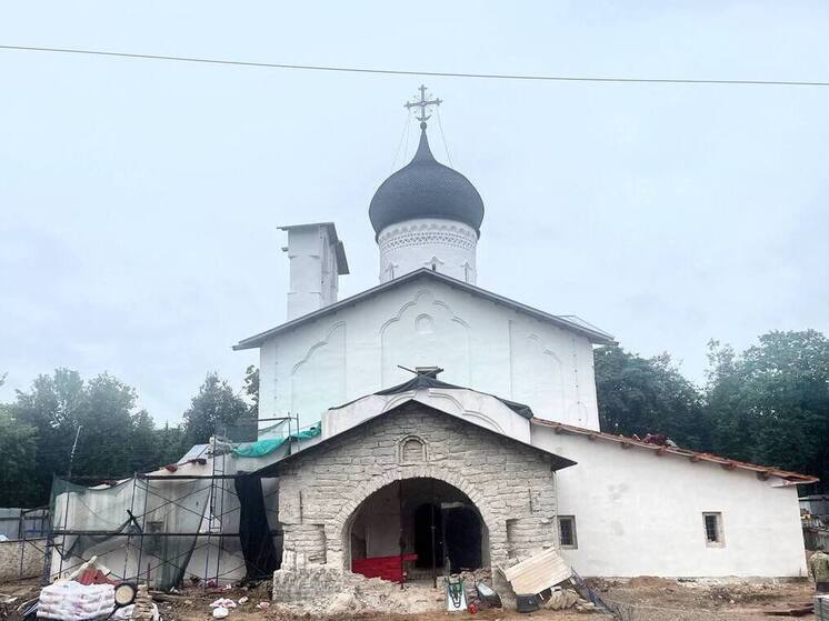 Художественная ковка и каменная облицовка: как реставрируют церковь Николы со Усохи в Пскове