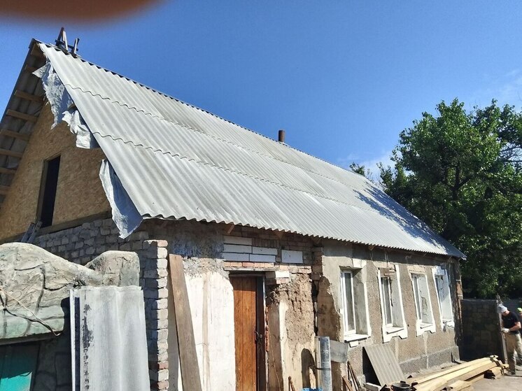 В Авдеевке на улице Лермонтова волонтёры отремонтировали крышу дома