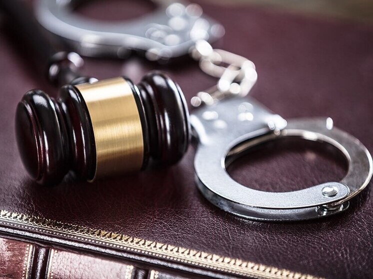 Суд продлил арест псковскому полицейскому, обвиняемому во взятке в 90 тысяч рублей и 250 евро