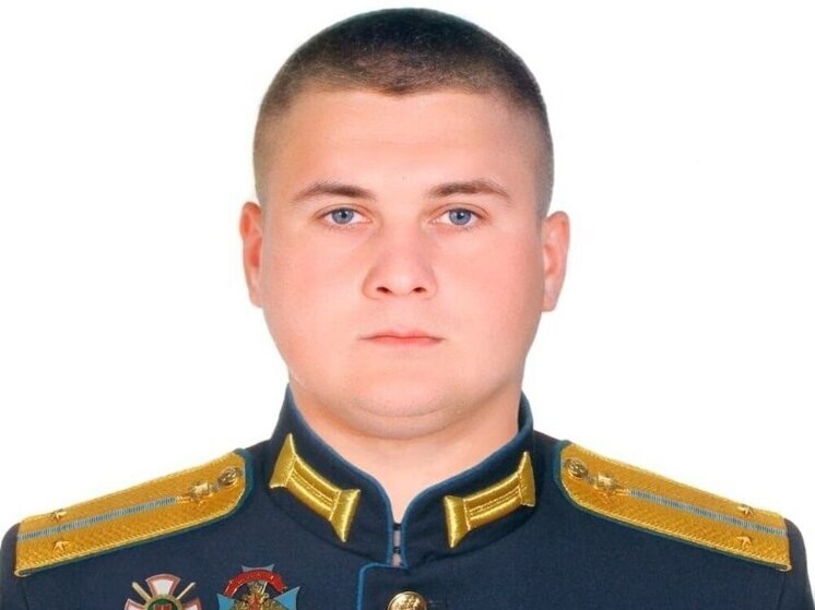 На фасаде новгородской школы №13 увековечили память участника СВО Егора Соломоновича